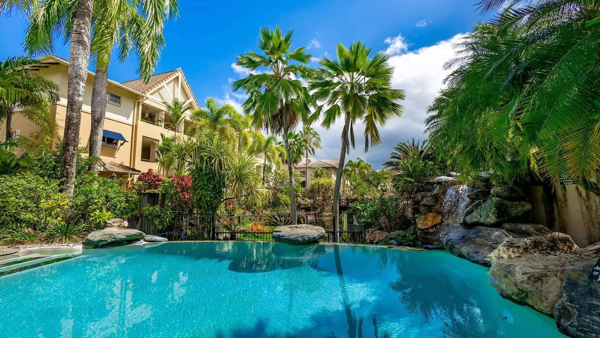 Elevated 2Br Modern Furnished Terrace Apartment Cairns