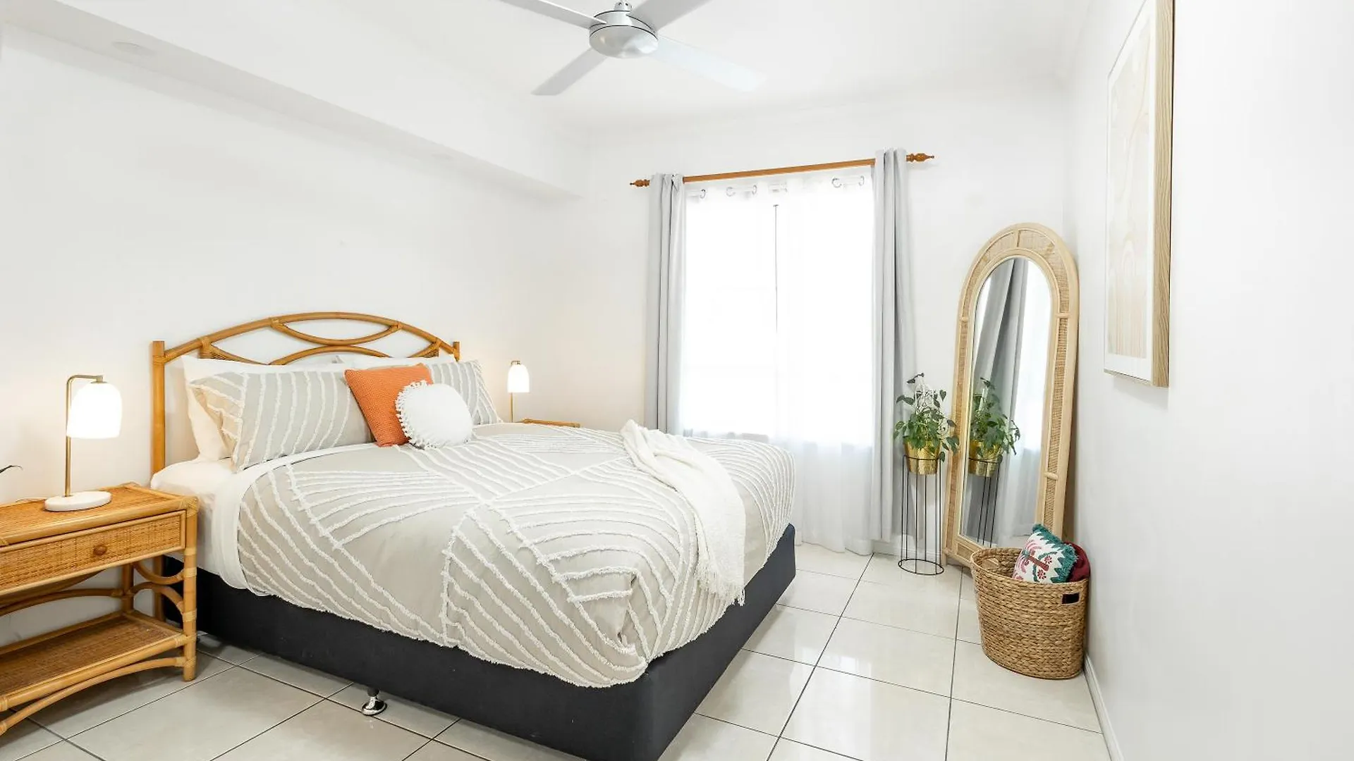 Elevated 2Br Modern Furnished Terrace Apartment Cairns 0*,