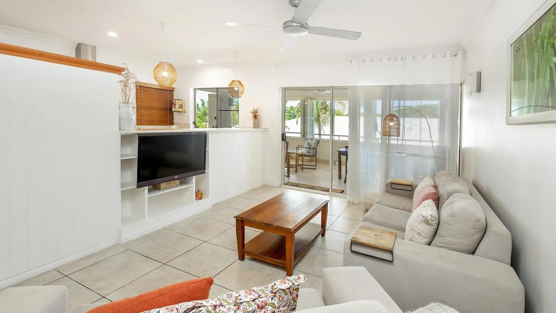 Elevated 2Br Modern Furnished Terrace Apartment Cairns 0*,