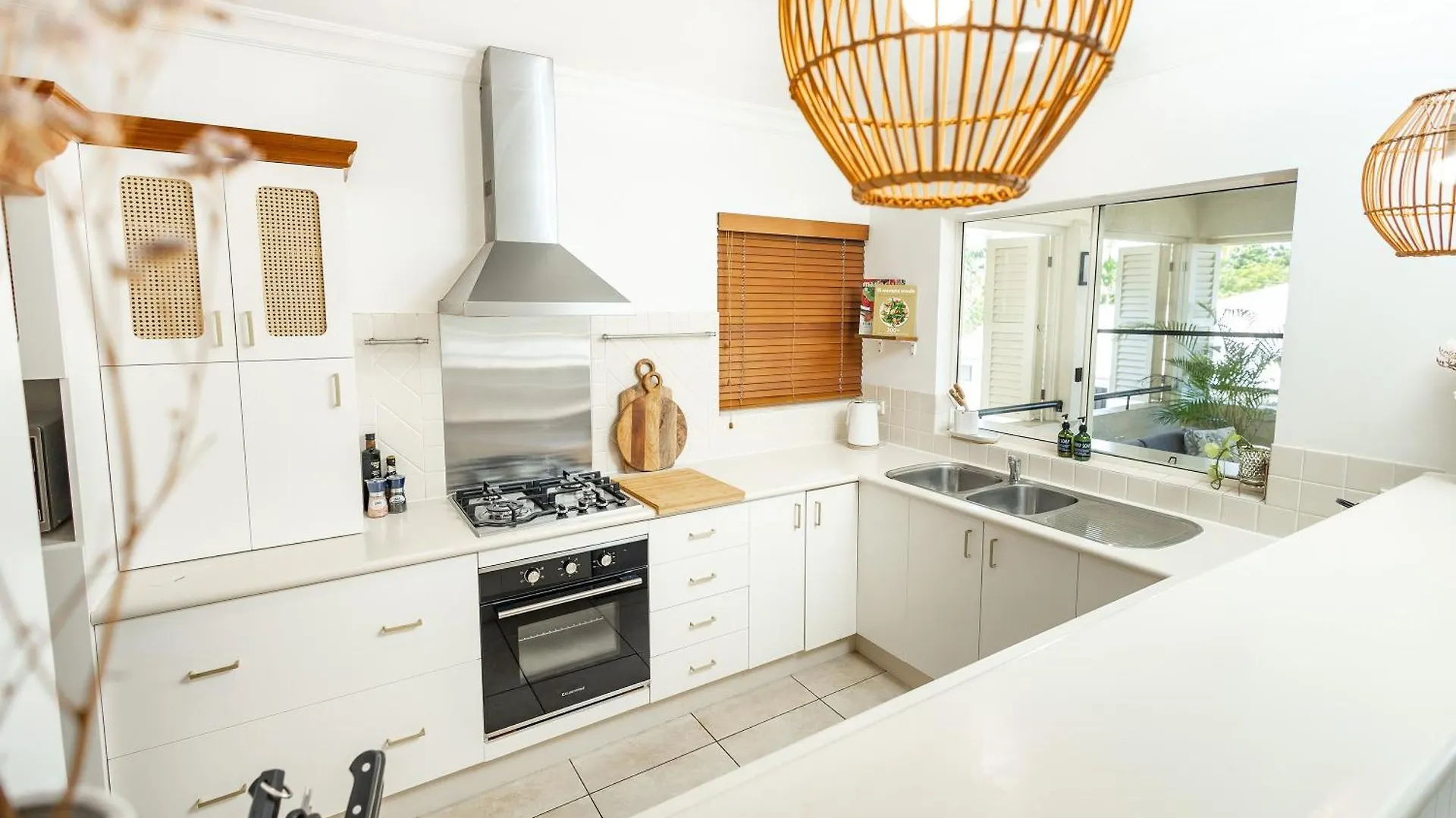 Elevated 2Br Modern Furnished Terrace Apartment Cairns Austrálie