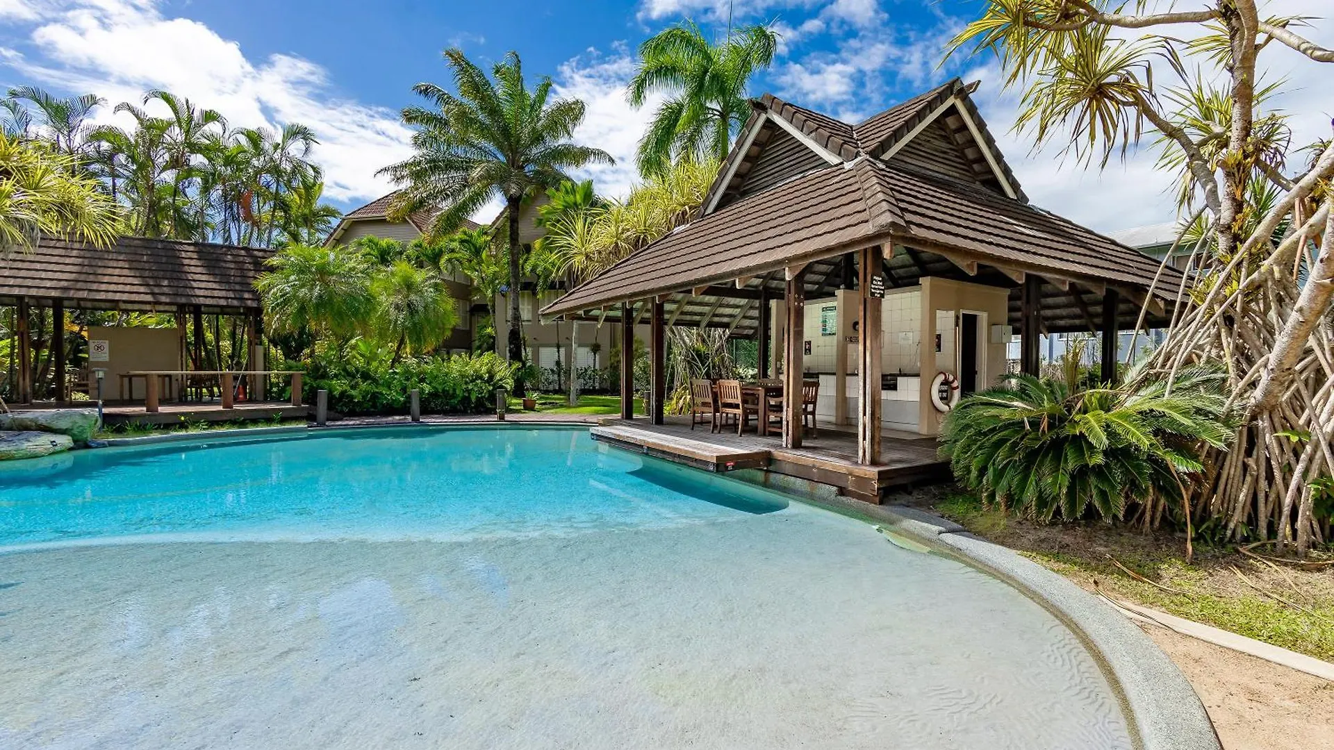 Elevated 2Br Modern Furnished Terrace Apartment Cairns