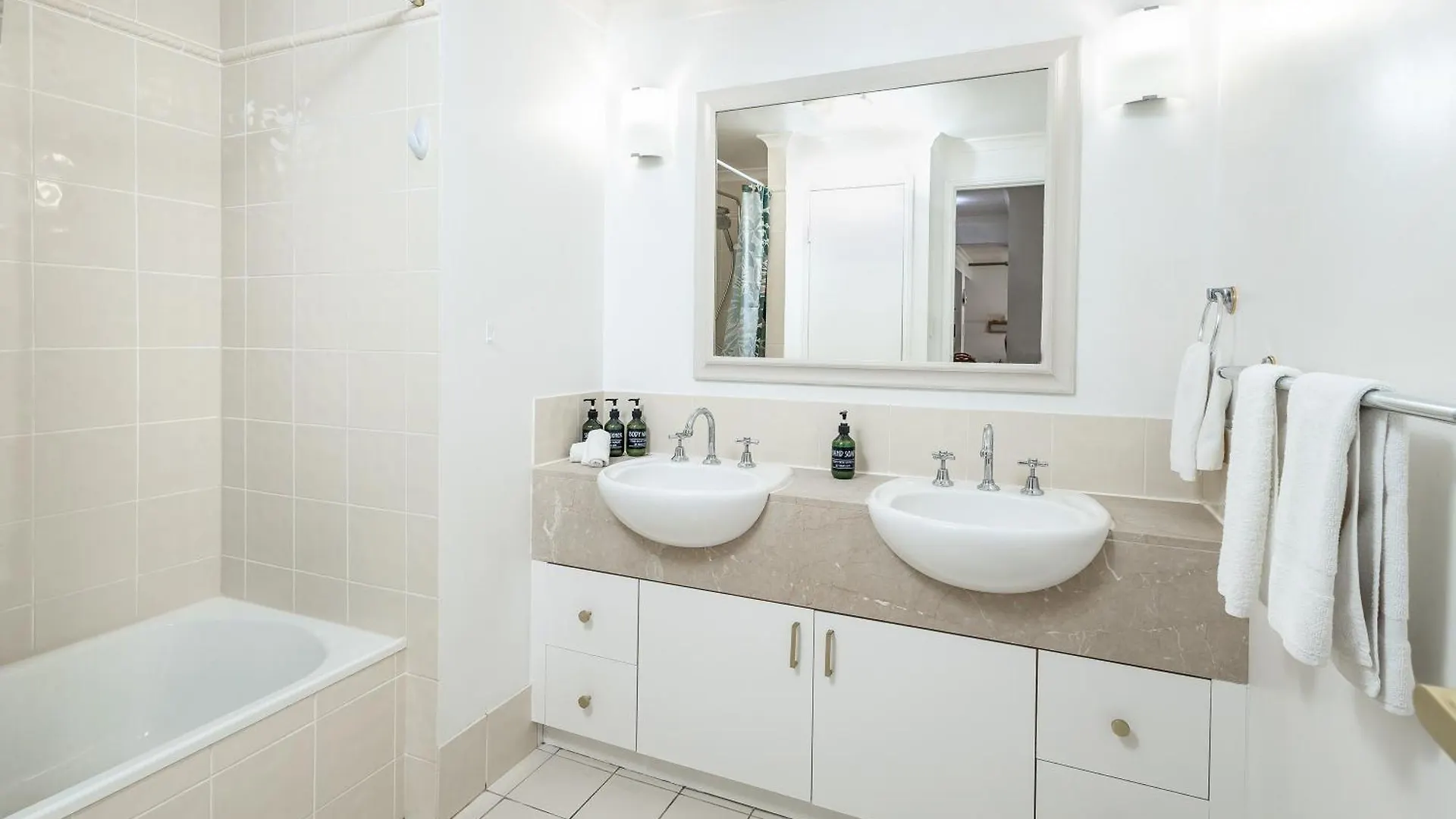 Elevated 2Br Modern Furnished Terrace Apartment Cairns