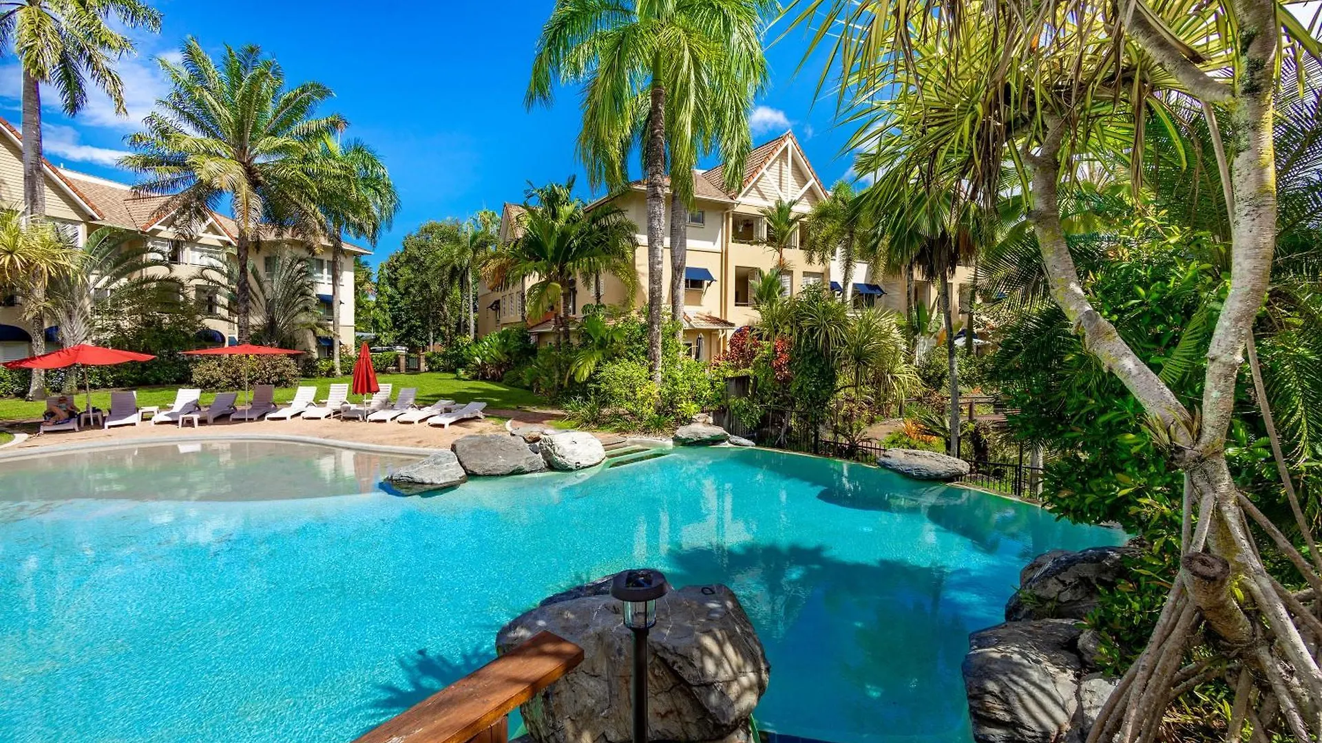 Elevated 2Br Modern Furnished Terrace Apartment Cairns